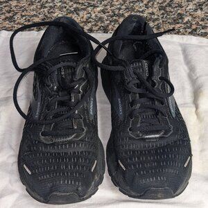 All black brooks tennis shoes
